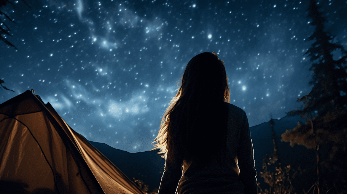 Perempuan berpose dengan latar belakang langit malam berbintang
